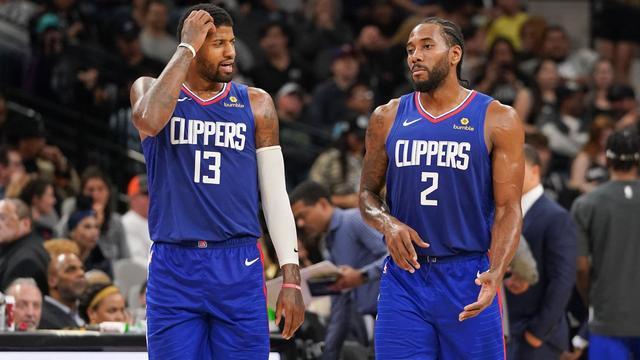 心情不佳？詹姆斯赛后第一时间走向球员通道离场，未与任何人交流（赛后情绪低落？詹姆斯直接走向球员通道离场，未与任何人交谈）