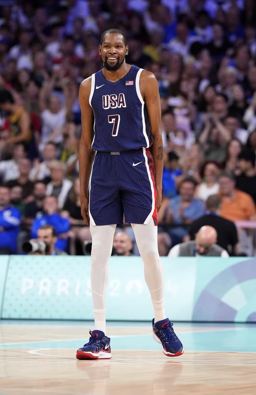 兰德尔三分出手，赛场风云变幻（兰德尔外线开火，比赛局势骤变）