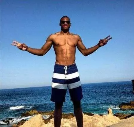 WTT总决赛：孙颖莎4-0横扫长崎美柚，晋级四强将战蒯曼（WTT总决赛：孙颖莎4-0完胜长崎美柚，挺进四强将对阵蒯曼）