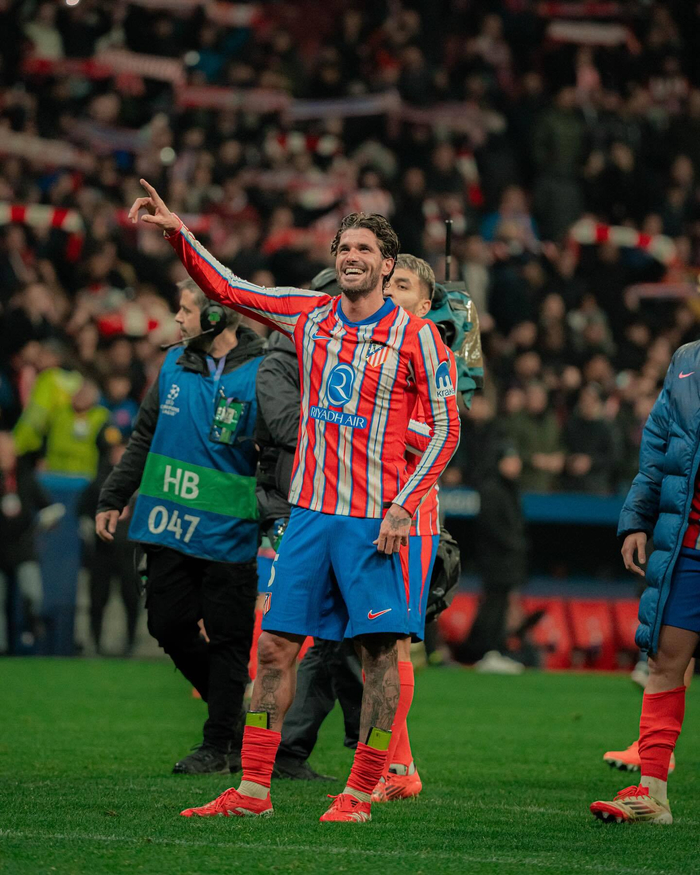 雪上飞驰，心向苍穹——滑雪运动的激情与蜕变（踏雪飞扬，志逐云天——滑雪的燃情与蜕变）