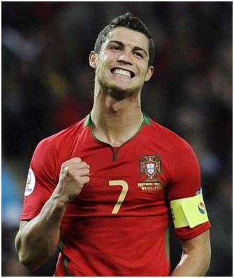 阿森纳豪掷千金破纪录 数据示客场小胜曼联（阿森纳重金投入创纪录 统计显示客场险胜曼联）