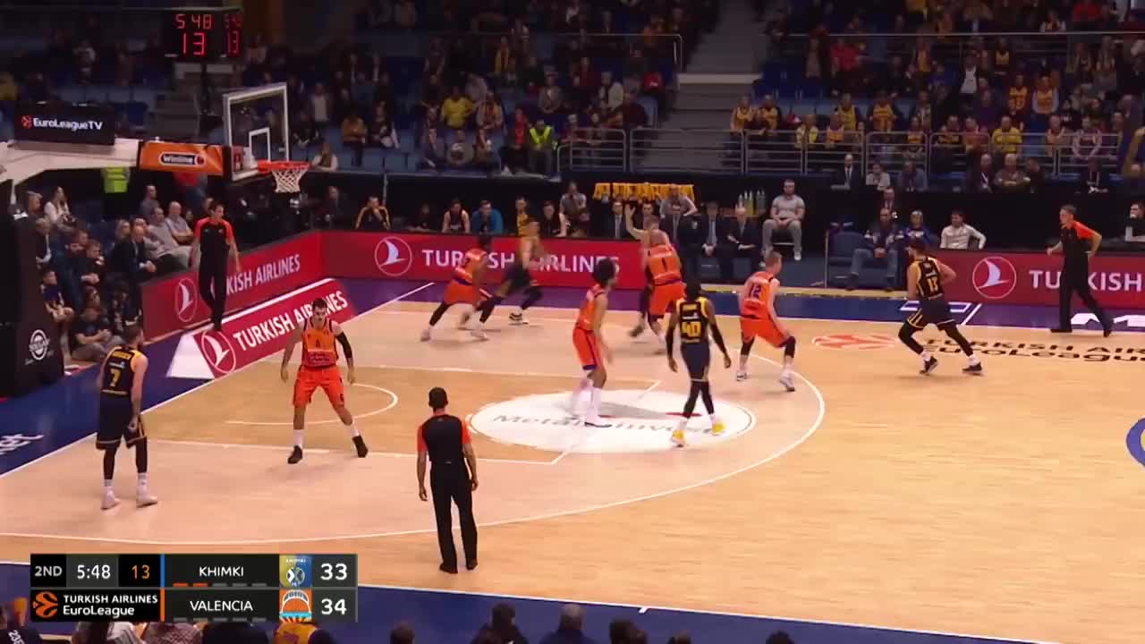 一波小高潮！特雷·琼斯上篮打进 公牛10-0打停骑士（特雷·琼斯上篮引爆攻势，公牛10-0逼停骑士）