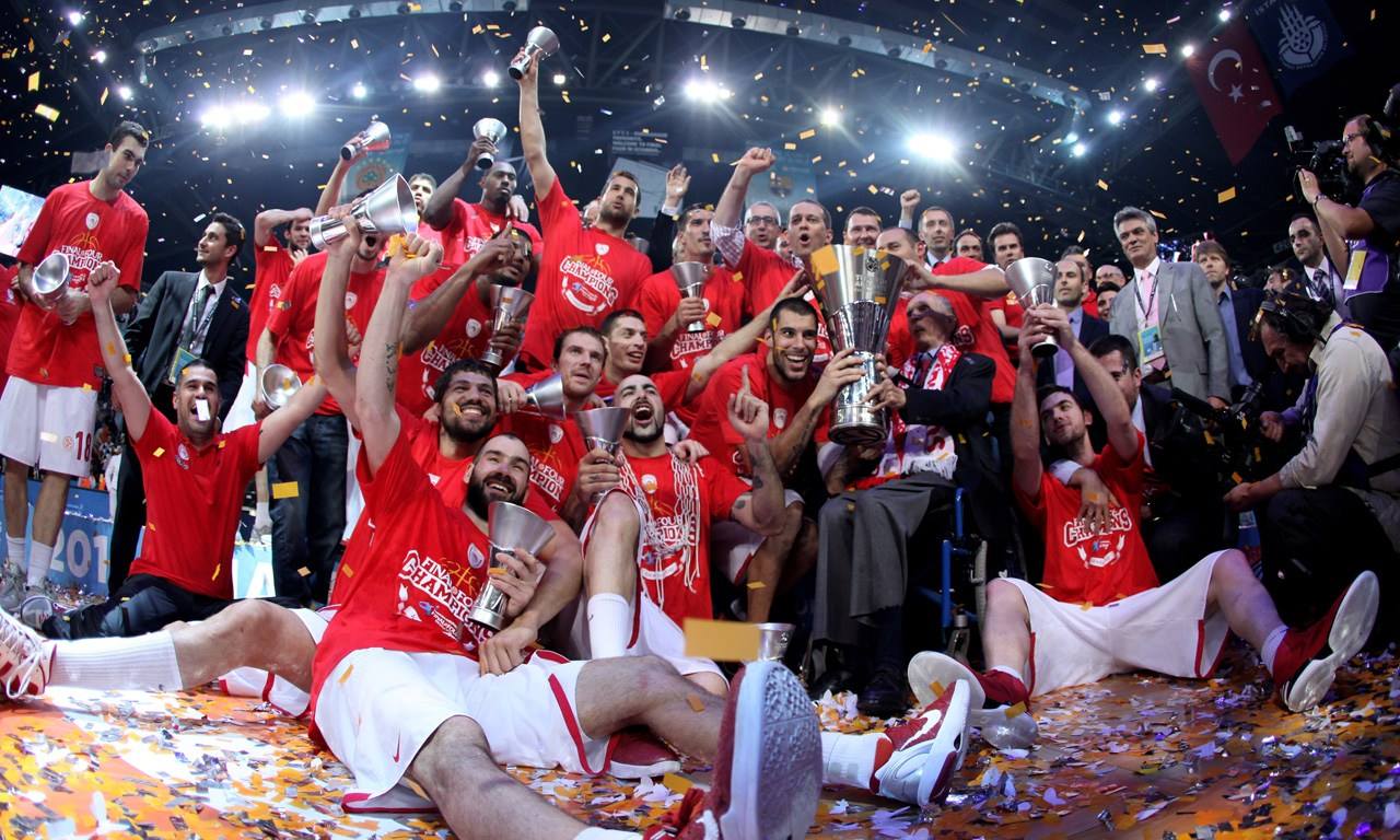 王楚钦香港机场疲惫不堪，高强度赛程下困意难掩（高强度征战后，王楚钦在香港机场难掩疲态）