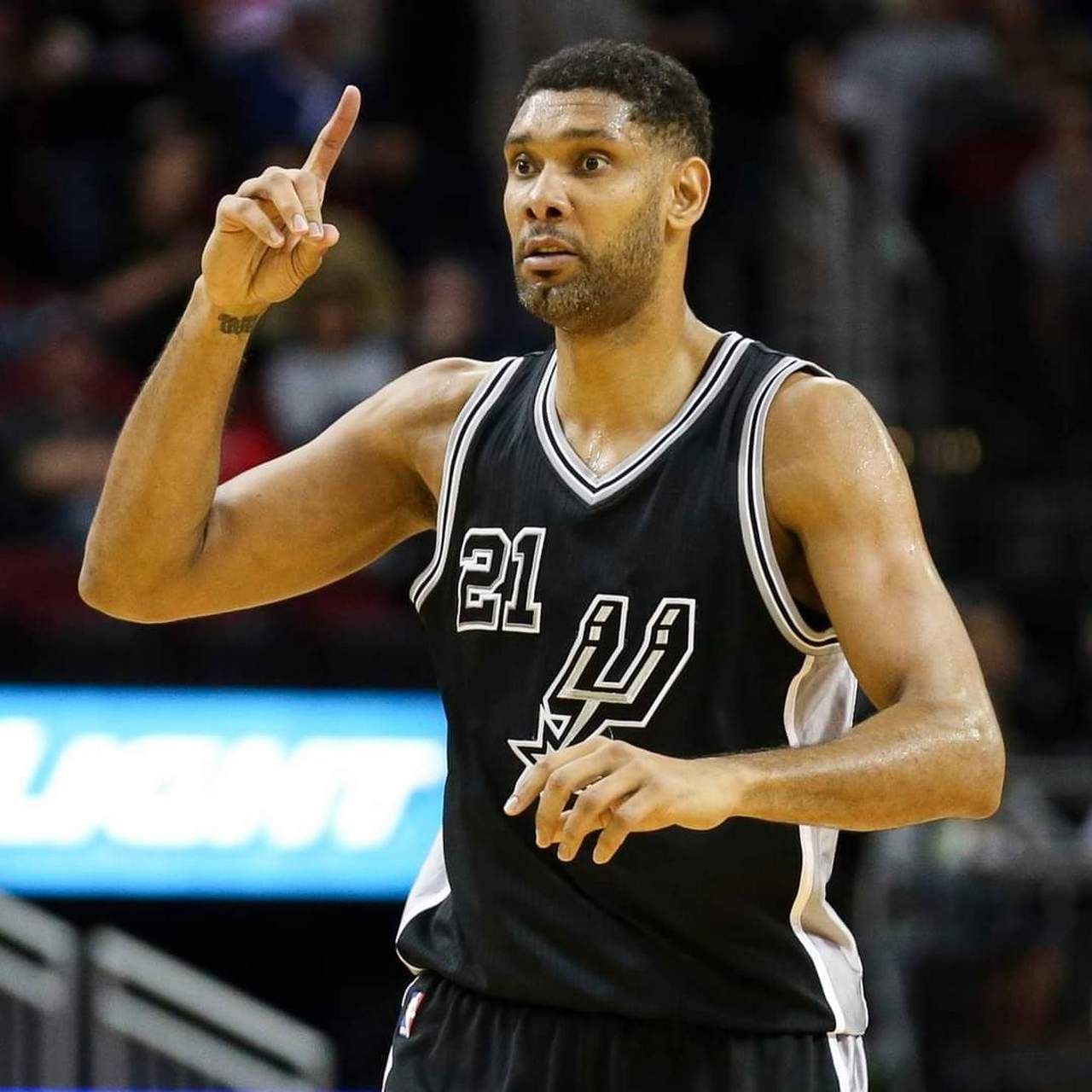 森林狼官方：爱德华兹因右脚酸痛明日对阵国王出战成疑（森林狼官宣：爱德华兹右脚酸痛，明日战国王出场成疑）