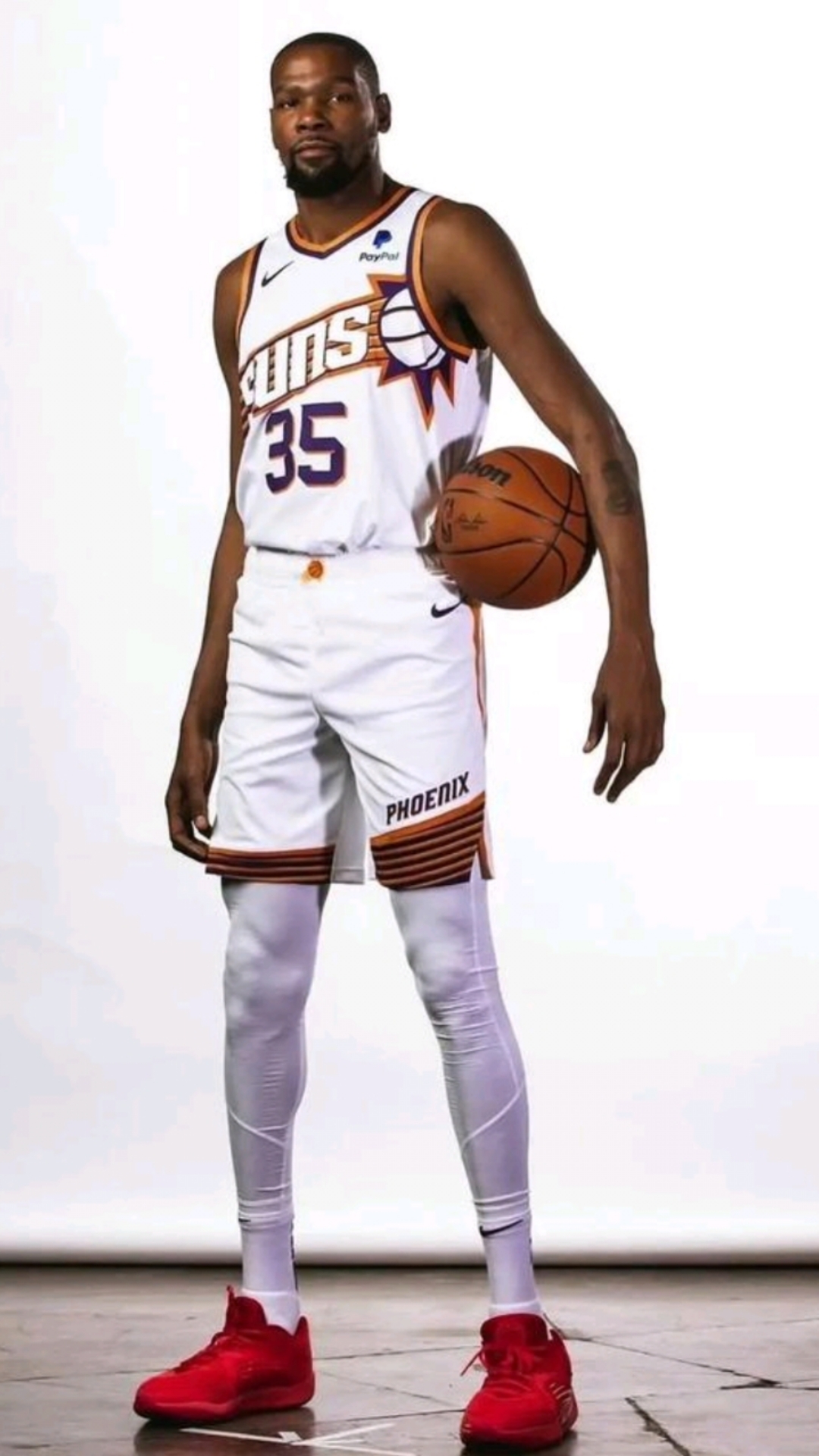 曼联第一季度总营收为1.403亿英镑，较去年同期有所下降（曼联第一季度营收1.403亿英镑，同比下降）