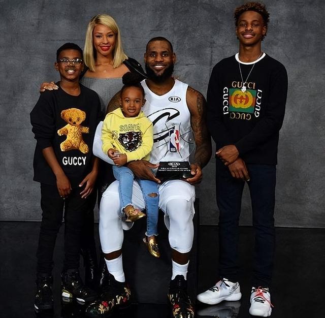 布伦森在NBA杯淘汰赛期间场均砍33+6.7，命中率55%（NBA季中锦标赛淘汰赛阶段，布伦森场均33+6.7，投篮命中率55%）