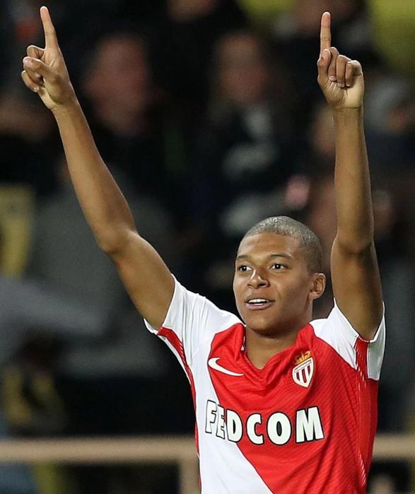 每体：巴萨有意左后卫索萨，想用桑托斯欠的290万欧锁定交易（每体：巴萨相中左后卫索萨，拟用桑托斯拖欠的290万欧敲定交易）