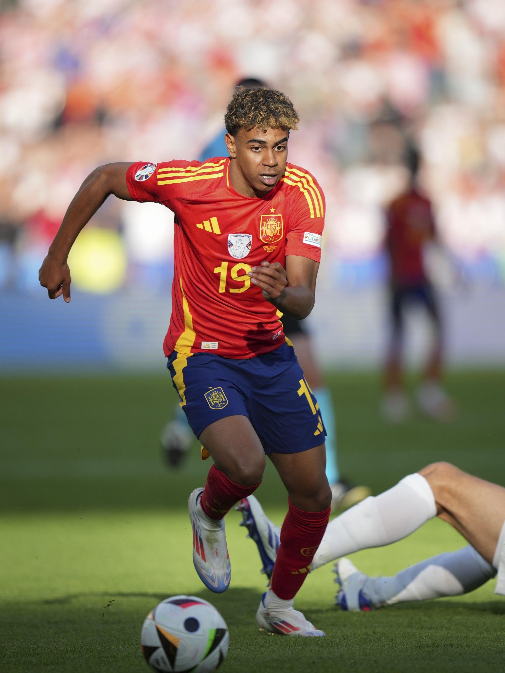 布达佩斯Major：跌入0-1！小蜜蜂7-13不敌FaZe（布达佩斯Major首秀失利：小蜜蜂7-13不敌FaZe，战绩0-1）