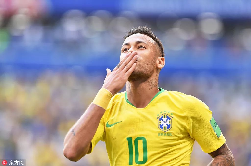 姆巴佩祝贺阿什拉夫获得非洲足球先生：我的兄弟，非洲之王（姆巴佩为阿什拉夫加冕非洲足球先生送上祝福：我的兄弟，非洲之王）