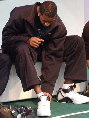 王励勤的妻子是她，曾为奥运会设计亲子装，难怪丈夫能够连连任职（她是王励勤的妻子，曾为奥运设计亲子装，难怪丈夫频频任职）