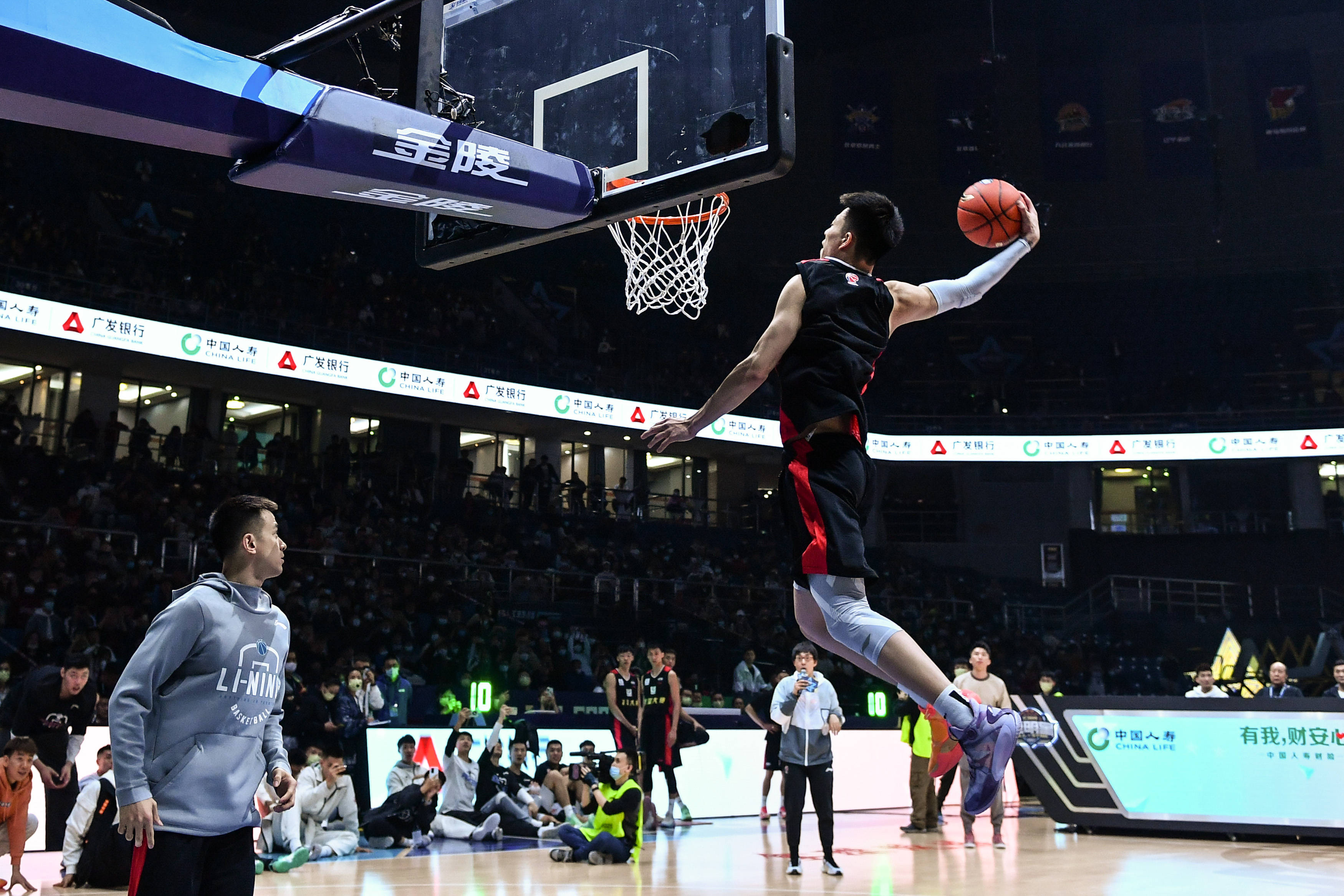 马德兴：路易斯肯定离开申花，阿苏埃和米内罗大概率被留用（马德兴：路易斯铁定离开申花，阿苏埃与米内罗有望继续留队）